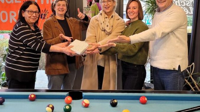 1.752 Euro aus Stadtteilfest: Schelmengraben unterstützt Kinder und Jugendtelefon