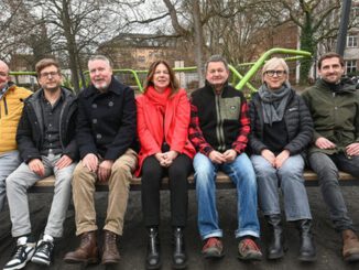 Aussicht und Aufenthalt: Hollywoodschaukel ergänzt Spielplatz auf dem Schulberg