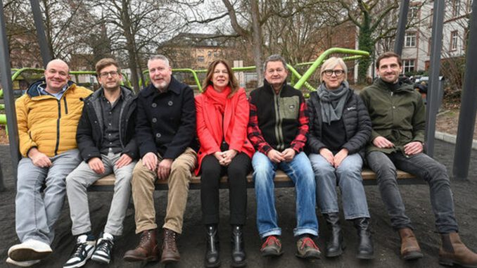 Aussicht und Aufenthalt: Hollywoodschaukel ergänzt Spielplatz auf dem Schulberg