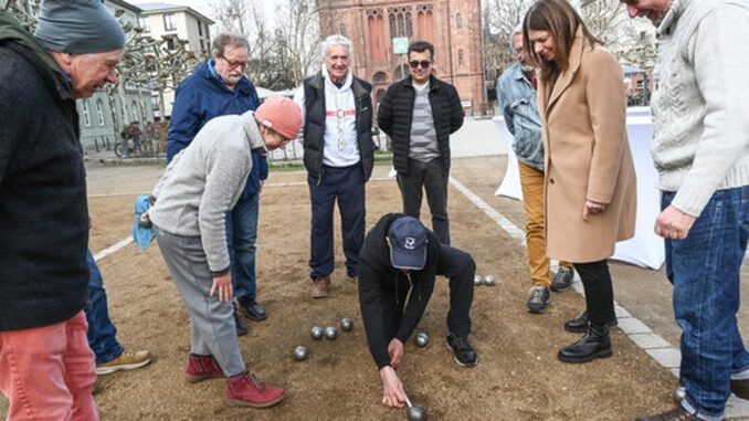 Bouleanlage auf dem Luisenplatz nach Winterpause wieder geöffnet Bouleanlage auf dem Luisenplatz nach Winterpause wieder geöffnet