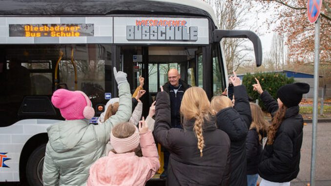 Busschule in Wiesbaden schult jährlich rund 1.800 Schülerinnen und Schüler im Umgang mit Bus und ÖPNV Busschule in Wiesbaden schult jährlich rund 1.800 Schülerinnen und Schüler im Umgang mit Bus und ÖPNV