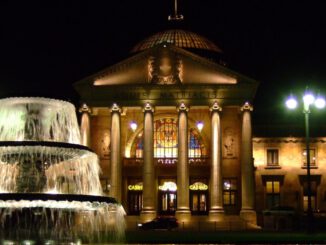 Drohnenshow vor dem Kurhaus und verschärfte Kontrollen am Bowling Green zu Silvester 2025/2026