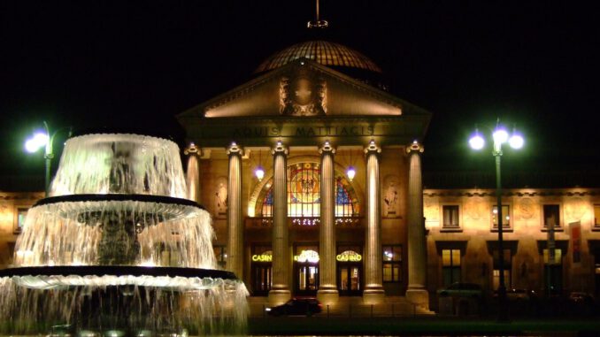 Drohnenshow vor dem Kurhaus und verschärfte Kontrollen am Bowling Green zu Silvester 2025/2026