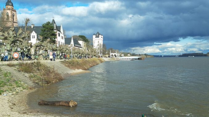 Eltville erneuert historisches Rheinufergeländer unter Wahrung des Erscheinungsbildes