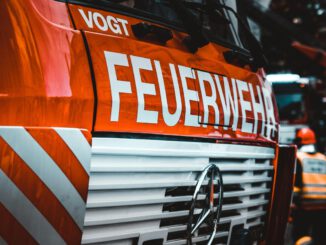 Eltville rüstet Feuerwehr auf: Neue Drehleiter, Atemschutzwerkstatt und fünf Defibrillatoren in Dienst gestellt