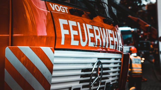 Eltville rüstet Feuerwehr auf: Neue Drehleiter, Atemschutzwerkstatt und fünf Defibrillatoren in Dienst gestellt