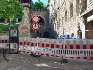 Fassadenschaden führt zu Sperrung an Am Römertor und Coulinstraße