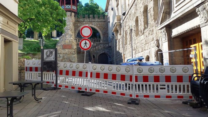 Fassadenschaden führt zu Sperrung an Am Römertor und Coulinstraße Fassadenschaden führt zu Sperrung an Am Römertor und Coulinstraße
