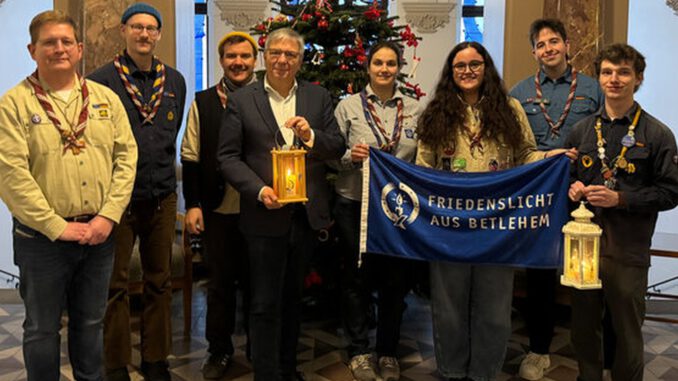 Friedenslicht übergeben: Oberbürgermeister Mende empfängt Pfadfinder im Rathaus