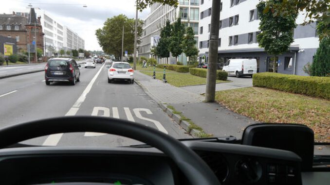 Frontkameras in Wiesbadener Bussen sollen Falschparker eindämmen