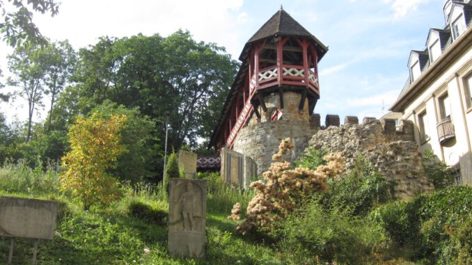 Heidenmauer in Wiesbaden: Befestigungsanlage oder Teil der römischen Wasserversorgung Heidenmauer in Wiesbaden: Befestigungsanlage oder Teil der römischen Wasserversorgung