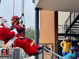 Höhenretter der Feuerwehr überraschen Kinder im Zwerg Nase Zentrum als Nikolaus