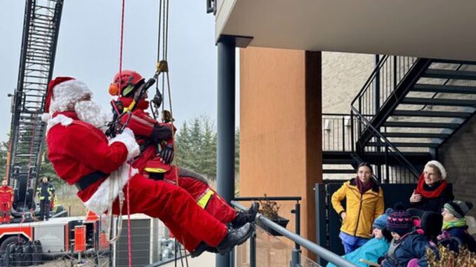 Höhenretter der Feuerwehr überraschen Kinder im Zwerg Nase Zentrum als Nikolaus