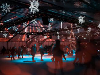 Jahresabschluss auf Schlittschuhen: Eisdisco in der Henkell Kunsteisbahn am 19. Dezember