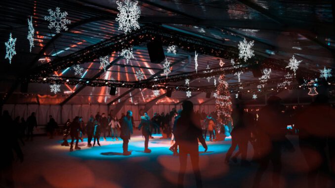 Jahresabschluss auf Schlittschuhen: Eisdisco in der Henkell Kunsteisbahn am 19. Dezember