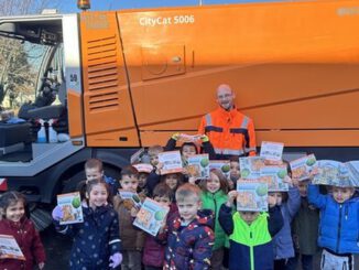 Kehrmaschinenfahrer liest in Wiesbadener Kita und verteilt Bücher an die Kinder