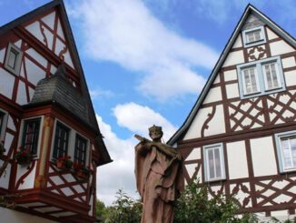 Kopf der Nepomukfigur in Erbach nach Vandalismus wieder befestigt