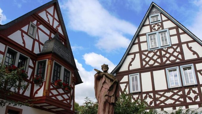Kopf der Nepomukfigur in Erbach nach Vandalismus wieder befestigt
