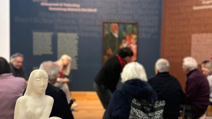 Kunstbetrachtung im Museum Wiesbaden richtet sich an Menschen mit Demenz und Angehörige Kunstbetrachtung im Museum Wiesbaden richtet sich an Menschen mit Demenz und Angehörige