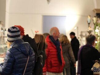 Kunsthandwerkermarkt im Wiesbadener Rathausfoyer öffnet in der Vorweihnachtszeit