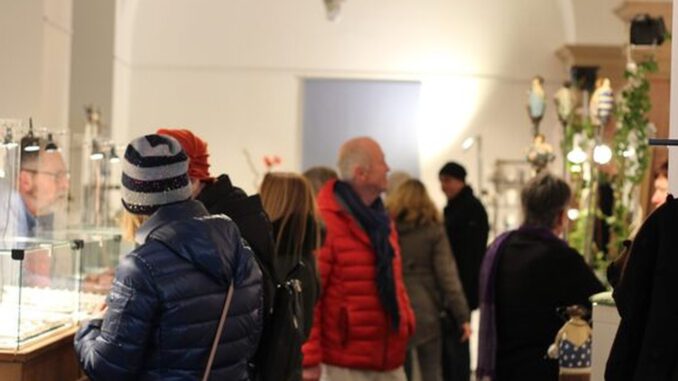 Kunsthandwerkermarkt im Wiesbadener Rathausfoyer öffnet in der Vorweihnachtszeit