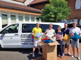 Lions Club stellt rund 30 Kissen für Jugendtreffs in Wiesbaden Ost bereit