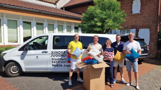 Lions Club stellt rund 30 Kissen für Jugendtreffs in Wiesbaden Ost bereit Lions Club stellt rund 30 Kissen für Jugendtreffs in Wiesbaden Ost bereit