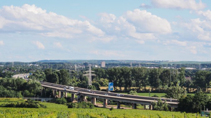 Mainbrücke Hochheim wird Mitte Juli teilweise wieder für den Verkehr freigegeben Mainbrücke Hochheim wird Mitte Juli teilweise wieder für den Verkehr freigegeben