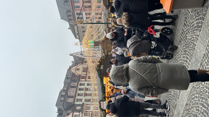 Mainzer Weihnachtsmarkt feiert 50. Auflage mit Sondertasse — Weihnachtsdorf zieht auf Fischtorplatz Mainzer Weihnachtsmarkt feiert 50. Auflage mit Sondertasse — Weihnachtsdorf zieht auf Fischtorplatz