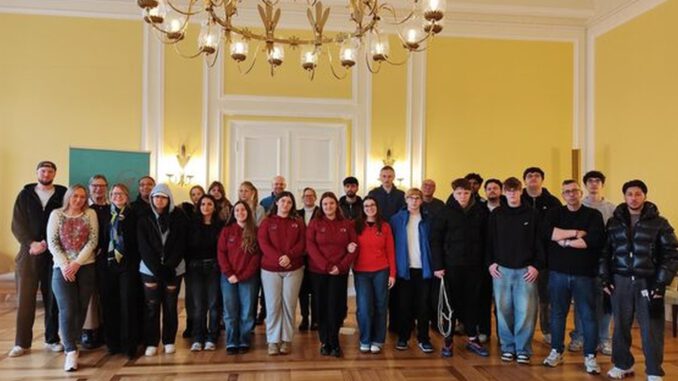 Medienkompetenz und europäischer Zusammenhalt: Jugendbegegnung in Wiesbaden präsentiert Projekte