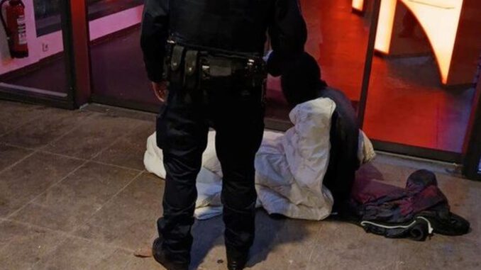 Nächtliche Hilfe in Wiesbaden: Stadtpolizei verteilt heißen Tee und informiert über Notangebote