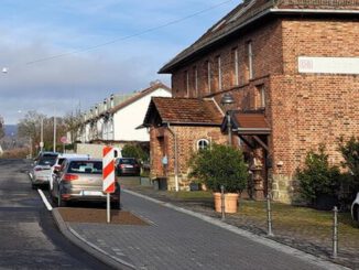 Neuer Gehweg vor Bahnhof Igstadt fertiggestellt und Parkplätze neu geordnet