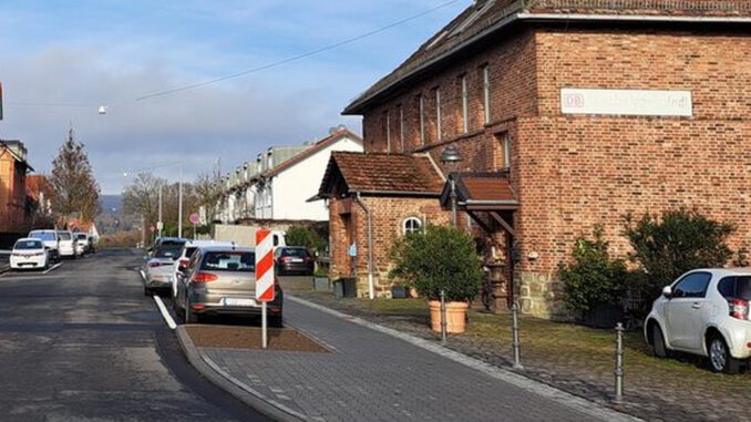 Neuer Gehweg vor Bahnhof Igstadt fertiggestellt und Parkplätze neu geordnet