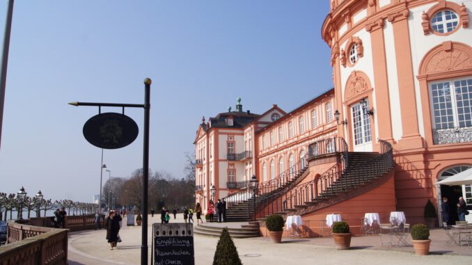 Rheingauer Winzer präsentieren Weine im Schloss Biebrich bei Fête Terroir