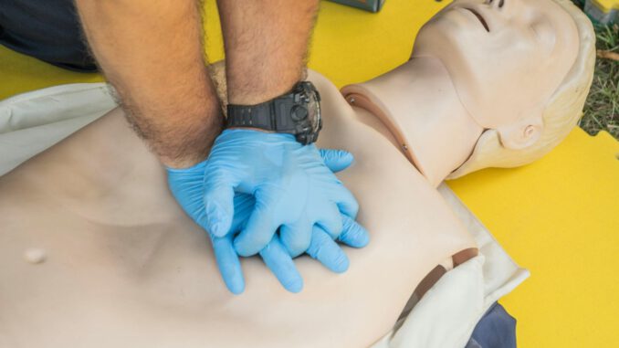 Smartphonebasiertes Ersthelfersystem soll Überlebenschancen nach Herzstillstand verbessern Smartphonebasiertes Ersthelfersystem soll Überlebenschancen nach Herzstillstand verbessern