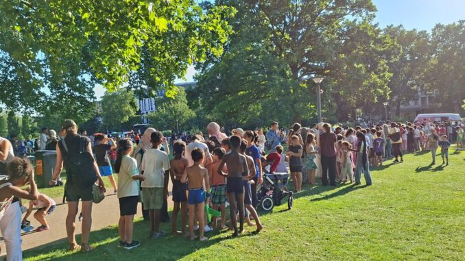 Sommerwiese in den Reisinger Anlagen endet früher nach Hitzewarnung, rund 2.000 Besucher täglich Sommerwiese in den Reisinger Anlagen endet früher nach Hitzewarnung, rund 2.000 Besucher täglich