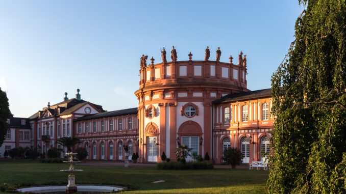 Wegen hoher Nachfrage: Schilinskis „In die Sonne schauen“ wird in Schloss Biebrich erneut gezeigt
