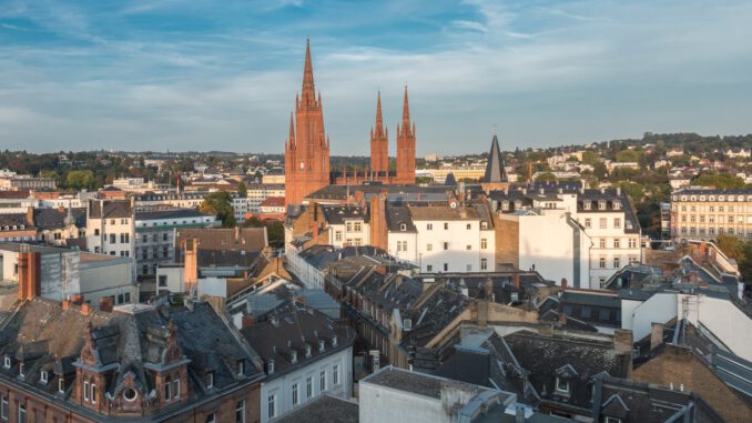 Wiesbaden führt an Adventswochenenden einheitlichen Tagestarif von fünf Euro in städtischen Parkhäusern ein