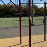 Wiesbaden stattet Sportplatz Amöneburg mit Calisthenics Station und Basketballkorb aus