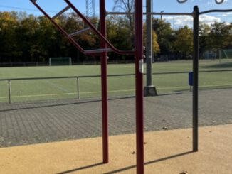 Wiesbaden stattet Sportplatz Amöneburg mit Calisthenics Station und Basketballkorb aus