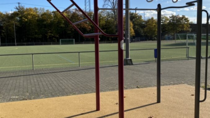 Wiesbaden stattet Sportplatz Amöneburg mit Calisthenics Station und Basketballkorb aus