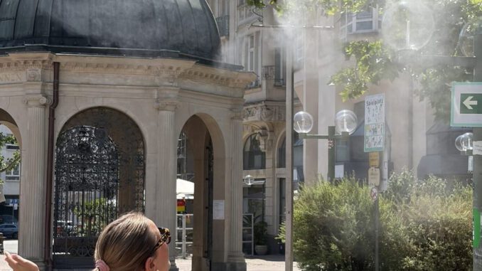 Wiesbaden testet mobile Sprühnebelanlagen auf zwei zentralen Plätzen Wiesbaden testet mobile Sprühnebelanlagen auf zwei zentralen Plätzen