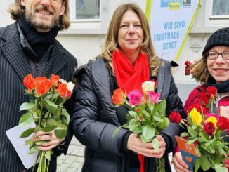 Wiesbaden verteilt Fairtrade-Rosen und macht auf fairen Handel aufmerksam