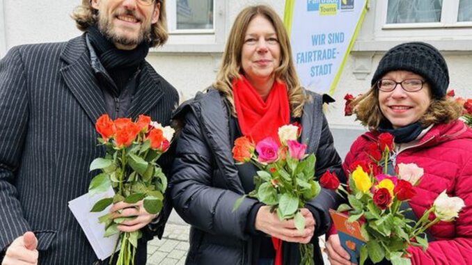 Wiesbaden verteilt Fairtrade-Rosen und macht auf fairen Handel aufmerksam